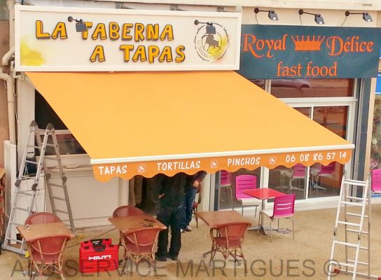 store orange installé à Martigues